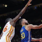 Capela (15) et les Hawks ont battu les Warriors malgré les 60 points de Curry (à droite) KEYSTONE/AP/John Bazemore